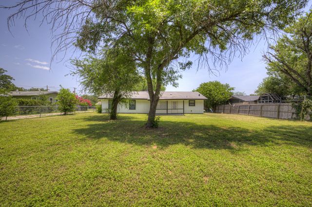 1302 S Mesquite Avenue, New Braunfels, TX 78130