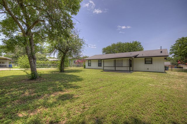1302 S Mesquite Avenue, New Braunfels, TX 78130