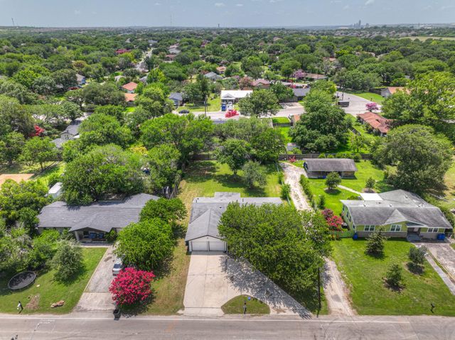 1302 S Mesquite Avenue, New Braunfels, TX 78130
