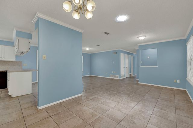 1302 S Mesquite Avenue, New Braunfels, TX 78130