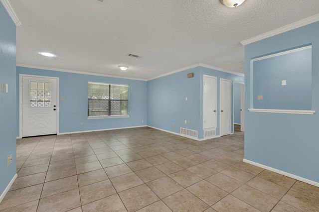 1302 S Mesquite Avenue, New Braunfels, TX 78130