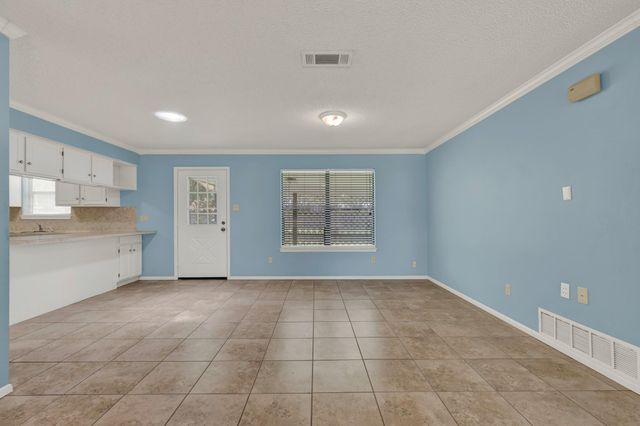 1302 S Mesquite Avenue, New Braunfels, TX 78130