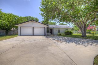 1302 S Mesquite Avenue, New Braunfels, TX 78130