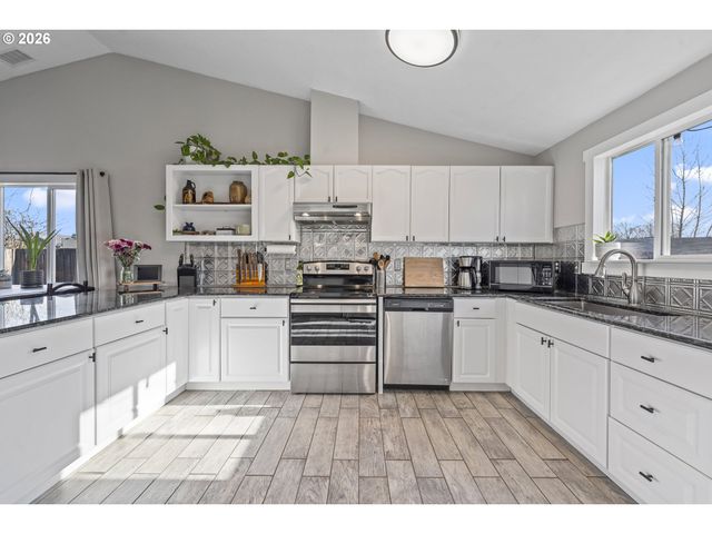 1054 PANA St, Woodburn, OR 97071