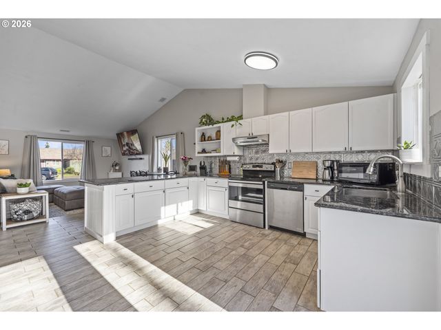 1054 PANA St, Woodburn, OR 97071