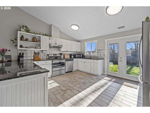 1054 PANA St, Woodburn, OR 97071