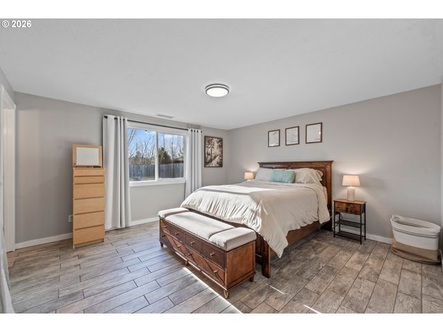 1054 PANA St, Woodburn, OR 97071