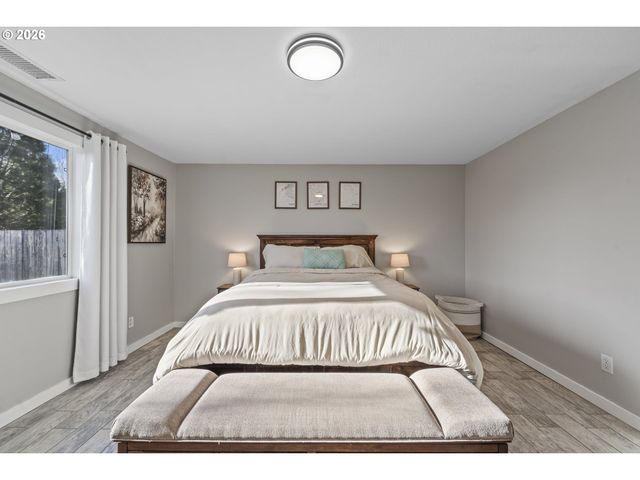 1054 PANA St, Woodburn, OR 97071