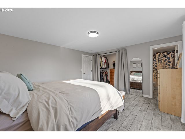 1054 PANA St, Woodburn, OR 97071