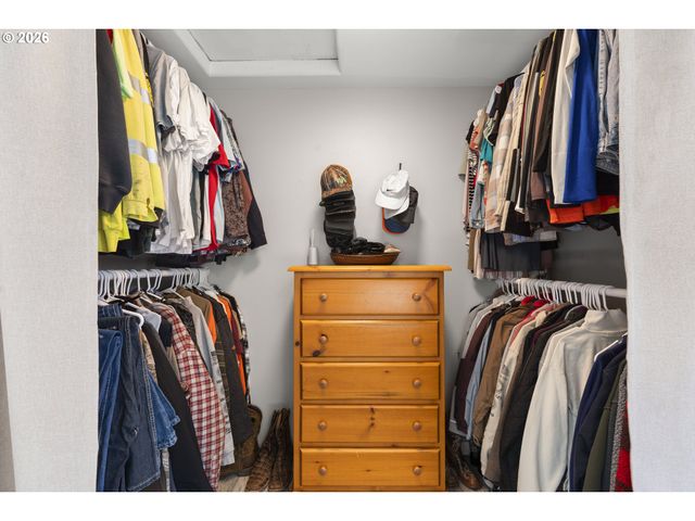 1054 PANA St, Woodburn, OR 97071