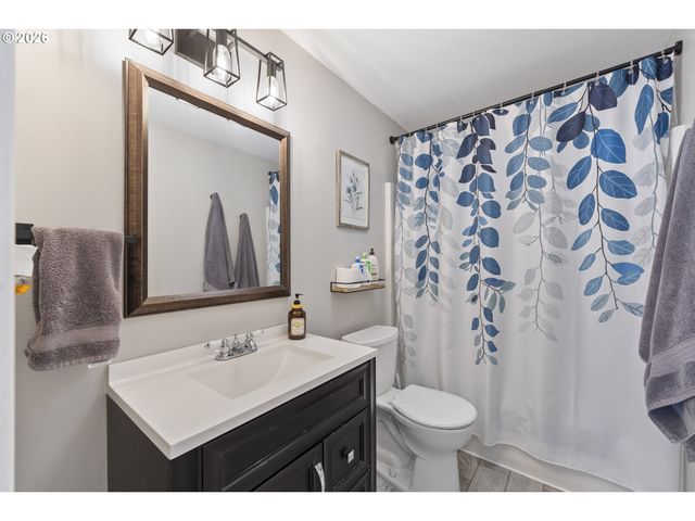 1054 PANA St, Woodburn, OR 97071