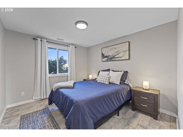 1054 PANA St, Woodburn, OR 97071