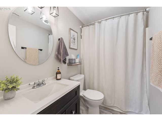 1054 PANA St, Woodburn, OR 97071