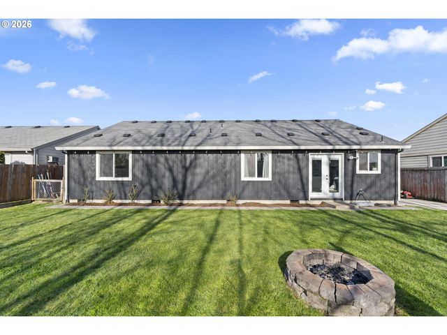 1054 PANA St, Woodburn, OR 97071