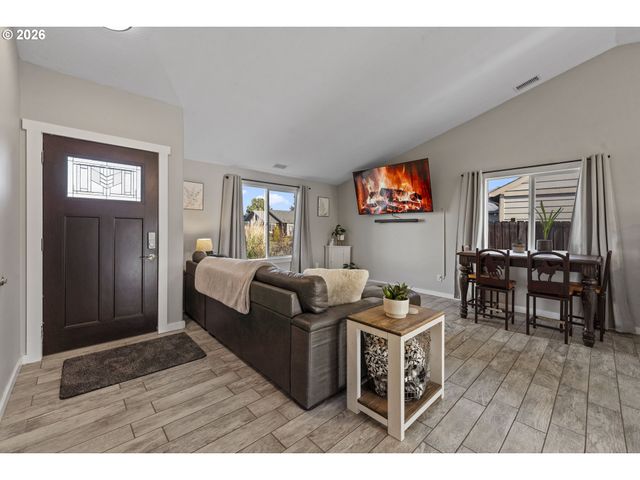 1054 PANA St, Woodburn, OR 97071