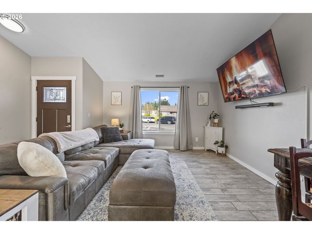 1054 PANA St, Woodburn, OR 97071