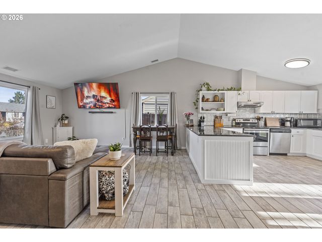 1054 PANA St, Woodburn, OR 97071