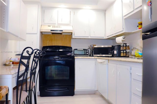 900 Saint Charles Place 316, Pembroke Pines, FL 33026