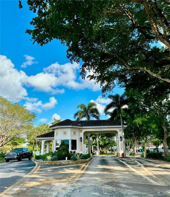 900 Saint Charles Place 316, Pembroke Pines, FL 33026