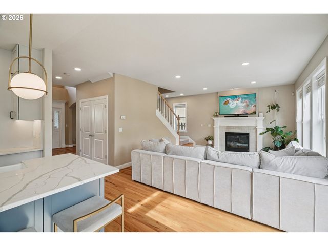 8414 Nw GILLIAM Ln, Portland, OR 97229