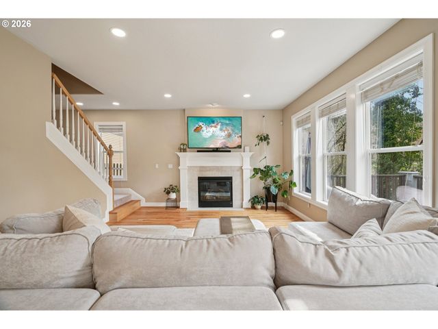 8414 Nw GILLIAM Ln, Portland, OR 97229