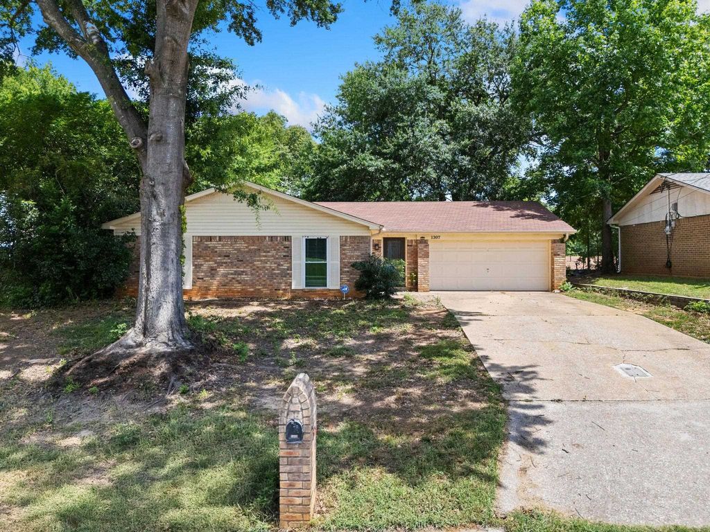 1307 Regina ST, Longview, TX 75605