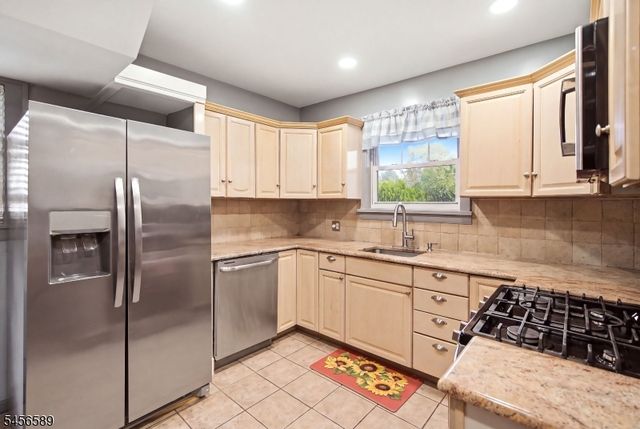 351 Griggs Ave, Teaneck Twp., NJ 07666