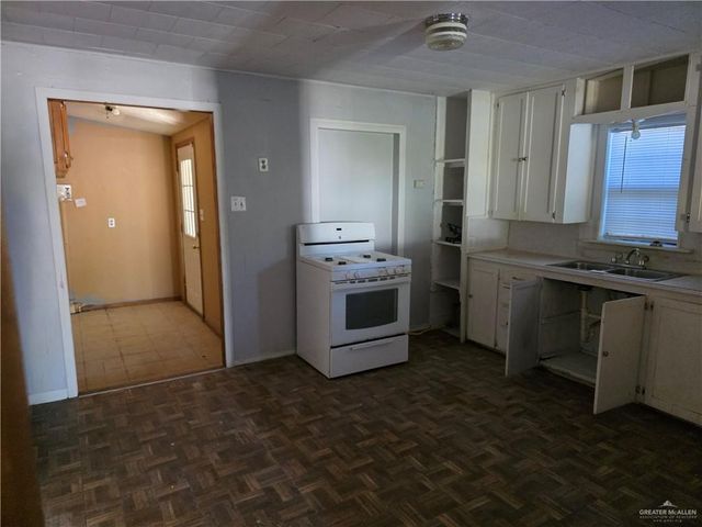 484 E Charles Avenue, Raymondville, TX 78580