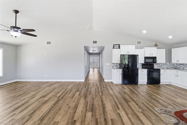 9560 N Parkwood Avenue, Dunnellon, FL 34433