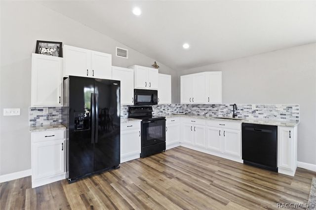 9560 N Parkwood Avenue, Dunnellon, FL 34433