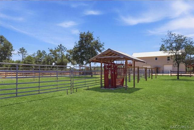 9560 N Parkwood Avenue, Dunnellon, FL 34433