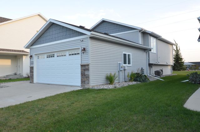 445 Foxtail Drive E, West Fargo, ND 58078