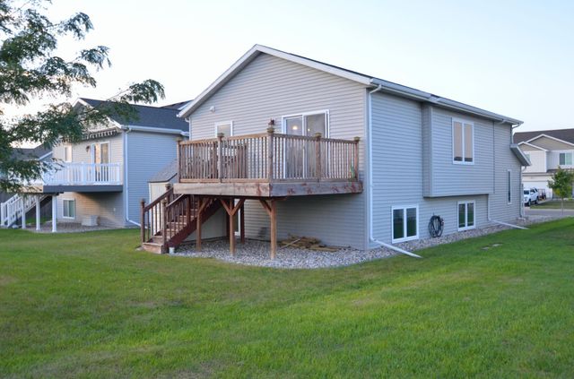 445 Foxtail Drive E, West Fargo, ND 58078