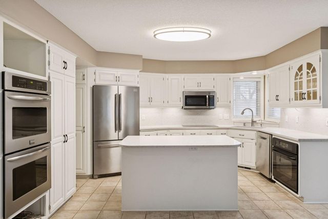 1135 Hollybrook Drive, Wayzata, MN 55391