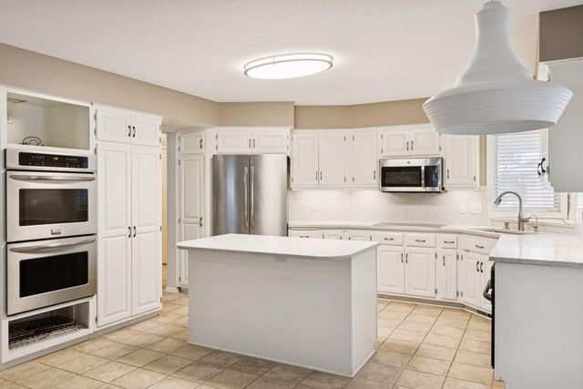 1135 Hollybrook Drive, Wayzata, MN 55391