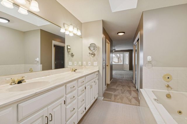 1135 Hollybrook Drive, Wayzata, MN 55391