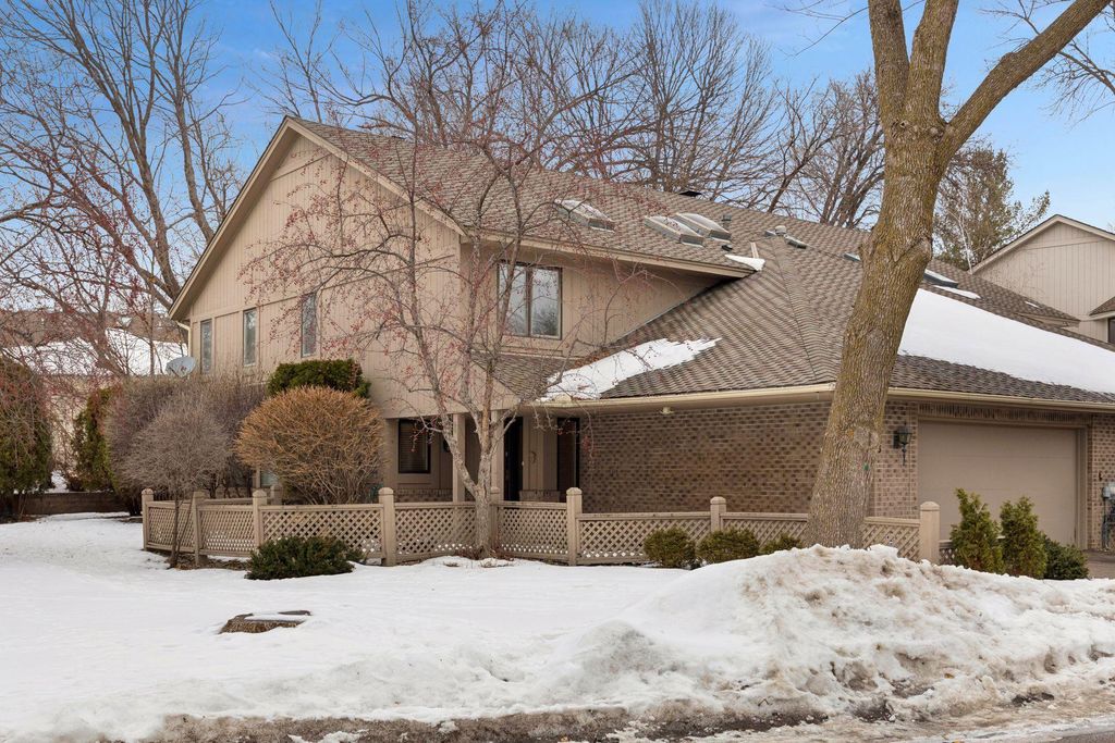 1135 Hollybrook Drive, Wayzata, MN 55391