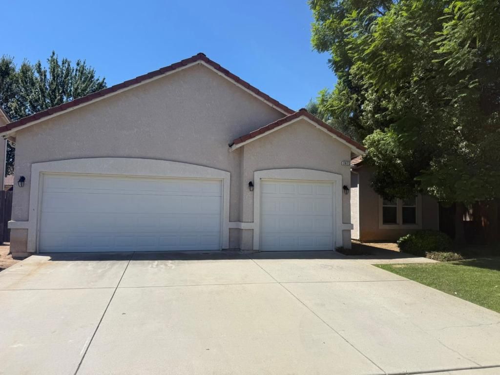 Image 2 of property listing at 2672 Wrenwood Avenue, Clovis, CA 93611