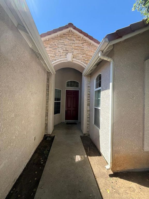 Image 3 of property listing at 2672 Wrenwood Avenue, Clovis, CA 93611