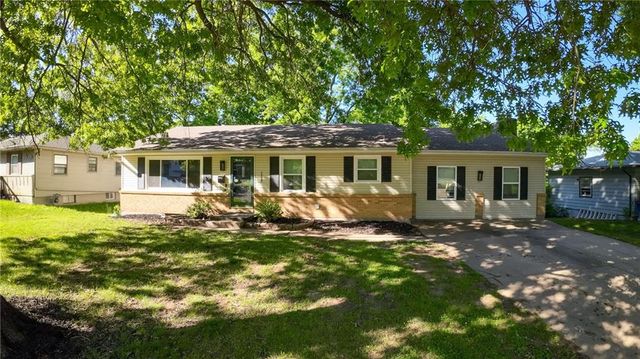 1512 NW B Street, Blue Springs, MO 64015