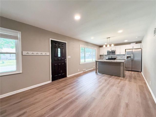 1512 NW B Street, Blue Springs, MO 64015