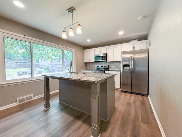 1512 NW B Street, Blue Springs, MO 64015