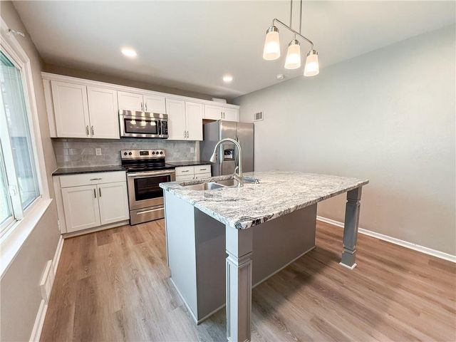 1512 NW B Street, Blue Springs, MO 64015