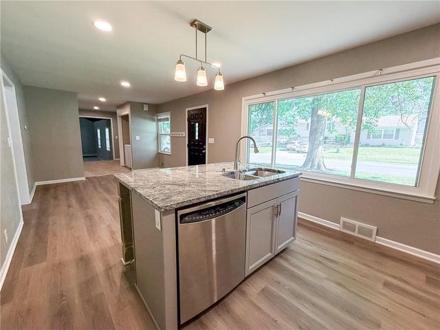 1512 NW B Street, Blue Springs, MO 64015