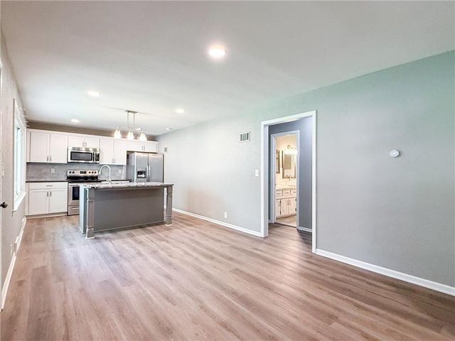 1512 NW B Street, Blue Springs, MO 64015