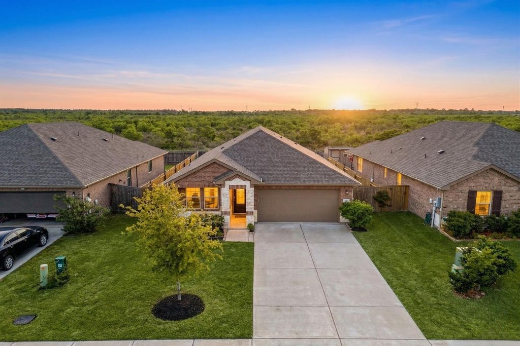 10402 Deussen Lane, Texas City, TX 77591