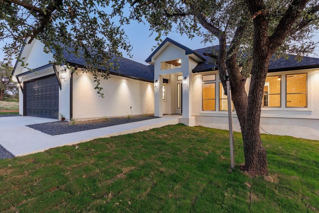 137 Granitecastle DR, Granite Shoals, TX 78654