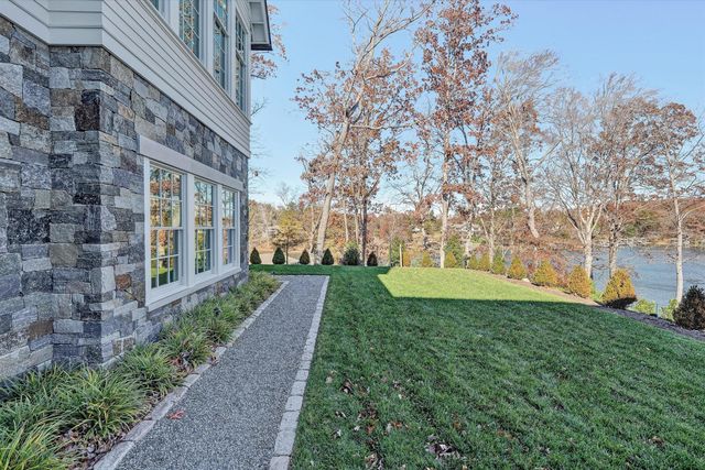 128 Oaklawn DR, Moneta, VA 24121