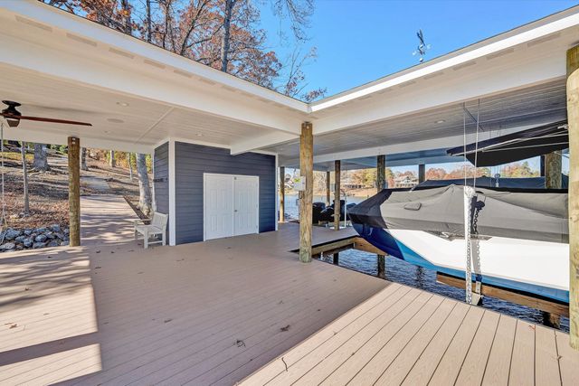 128 Oaklawn DR, Moneta, VA 24121