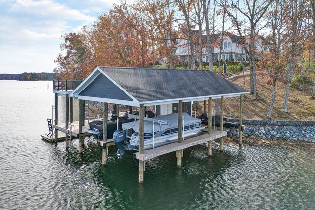 128 Oaklawn DR, Moneta, VA 24121